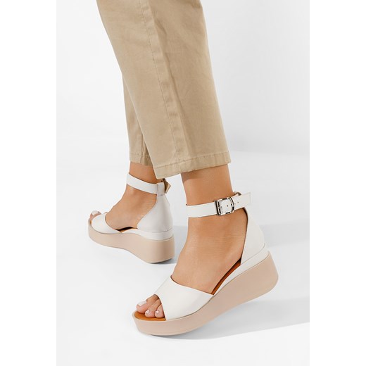 Białe sandały na koturnie skórzane Salegia ze sklepu Zapatos w kategorii Sandały damskie - zdjęcie 156101557