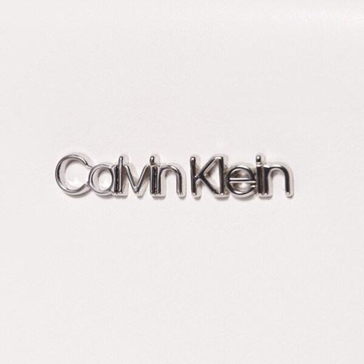 Listonoszka Calvin Klein na ramię mieszcząca a8 