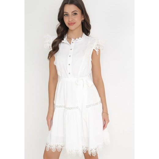 Biała Rozkloszowana Sukienka Mini z Koronką i Wiązanym Paskiem Wikeen ze sklepu Born2be Odzież w kategorii Sukienki - zdjęcie 156252239
