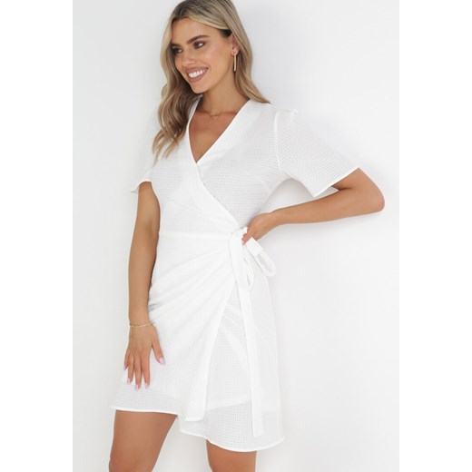 Biała Kopertowa Sukienka Mini Lapisa ze sklepu Born2be Odzież w kategorii Sukienki - zdjęcie 156272766