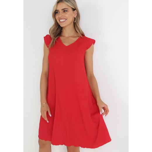 Czerwona Trapezowa Sukienka Midi z Falbankami przy Ramionach z Tłoczonej Tkaniny S promocyjna cena Born2be Odzież