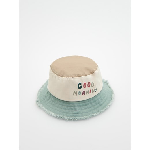 Reserved - Bucket hat z napisem - warm olive ze sklepu Reserved w kategorii Czapki dziecięce - zdjęcie 156708595