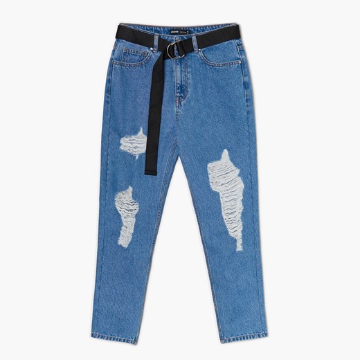 Cropp - Niebieskie mom jeans z paskiem - niebieski ze sklepu Cropp w kategorii Jeansy damskie - zdjęcie 156855725