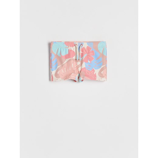 Reserved - Kąpielówki w tropikalny wzór - złamana biel ze sklepu Reserved w kategorii Kąpielówki chłopięce - zdjęcie 156871476