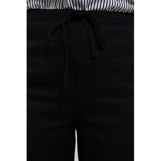Lniane spodnie z prostą nogawką czarne ze sklepu Moodo.pl w kategorii Spodnie damskie - zdjęcie 156940317