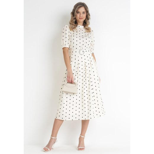 Jasnobeżowa Sukienka Maxi z Gumką w Talii i Materiałowym Paskiem z Klamrą L promocja Born2be Odzież