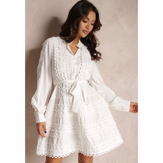 Biała Sukienka Koszulowa z Wiązanym Paskiem i Ażurowymi Taśmami Deme ze sklepu Renee odzież w kategorii Sukienki - zdjęcie 157083919