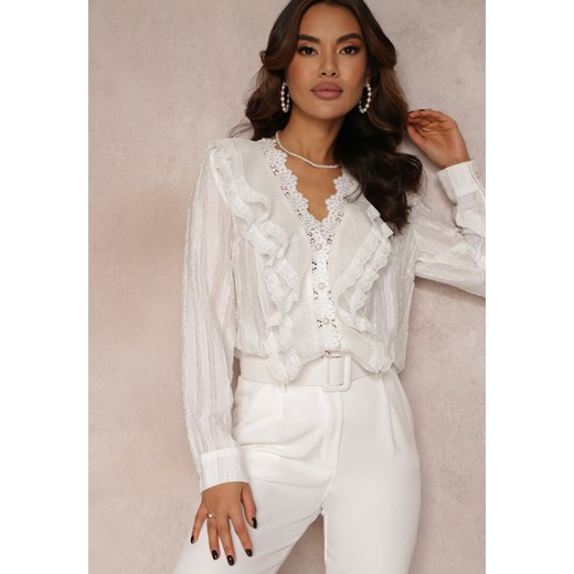 Biała Koszula z Koronką Falbankami i Perłowymi Guzikami Wildberg ze sklepu Renee odzież w kategorii Koszule damskie - zdjęcie 157084275