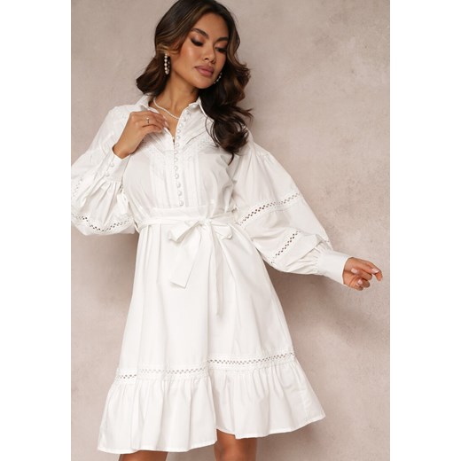 Biała Koszulowa Sukienka z Perłowymi Guzikami i Koronkowymi Wstawkami Shyanne ze sklepu Renee odzież w kategorii Sukienki - zdjęcie 157085356
