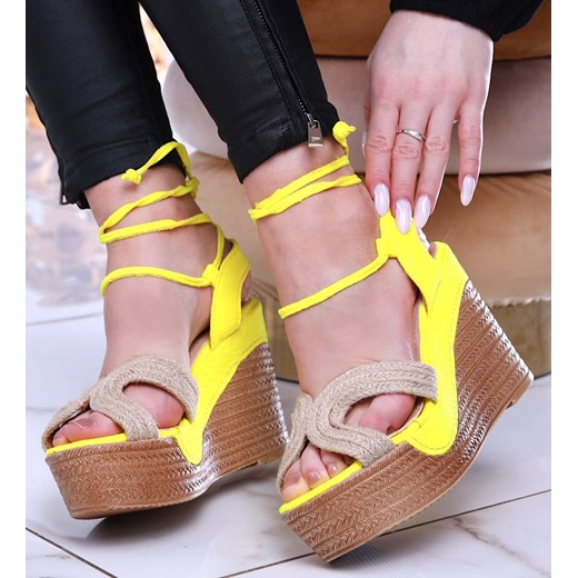Żółte sandały na koturnie i platformie /F9-3 14065 S243/ ze sklepu Pantofelek24.pl w kategorii Sandały damskie - zdjęcie 157124926