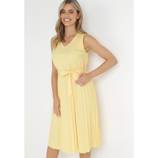 Żółta Plisowana Sukienka Midi z Rozkloszowanym Dołem i Materiałowym Paskiem Katinka ze sklepu Born2be Odzież w kategorii Sukienki - zdjęcie 157472779