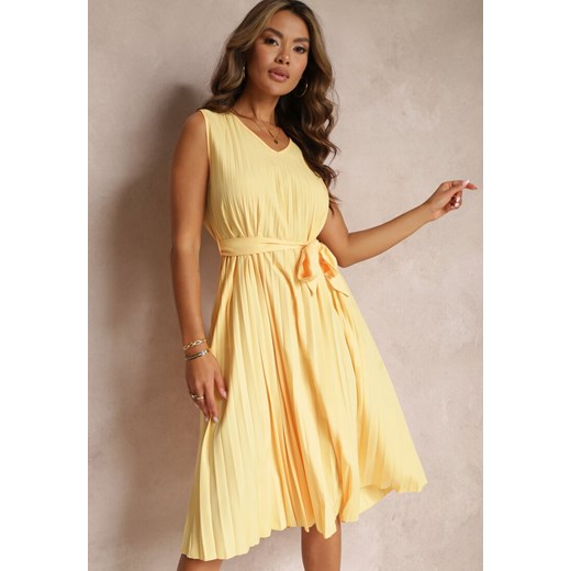 Żółta Sukienka Midi z Plisowanej Tkaniny z Materiałowym Paskiem Eudoxia ze sklepu Renee odzież w kategorii Sukienki - zdjęcie 157473359