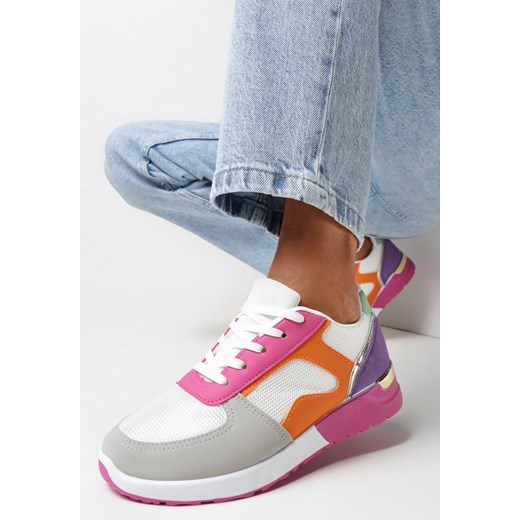 Biało-Różowe Sneakersy z Kolorowymi Naszywkami i Błyszczącymi Lamówkami Aihara ze sklepu born2be.pl w kategorii Buty sportowe damskie - zdjęcie 157538877