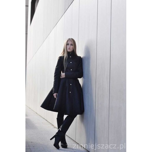 Pikowany rozkloszowany płaszcz showroom-pl bialy damskie
