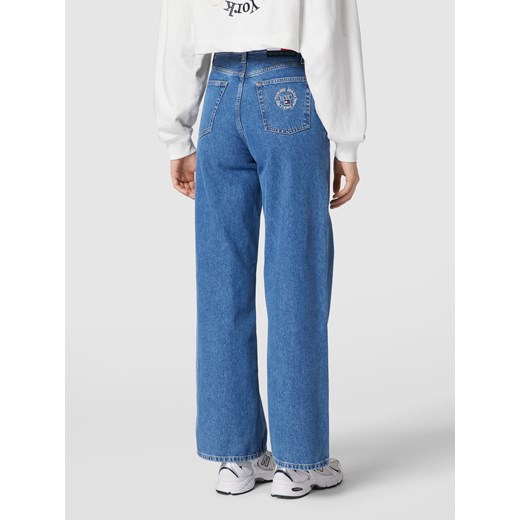Jeansy z wysokim stanem,szeroką nogawką i detalem z logo model ‘CLAIRE’ Tommy Jeans 28/30 wyprzedaż Peek&Cloppenburg 