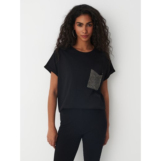 Mohito - Czarny t-shirt z cekinową kieszenią - czarny ze sklepu Mohito w kategorii Bluzki damskie - zdjęcie 159049299