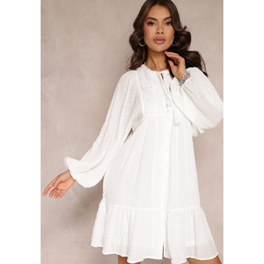 Biała Sukienka Mini z Falbanką i Koronkowymi Wstawkami Rikit ze sklepu Renee odzież w kategorii Sukienki - zdjęcie 159178018