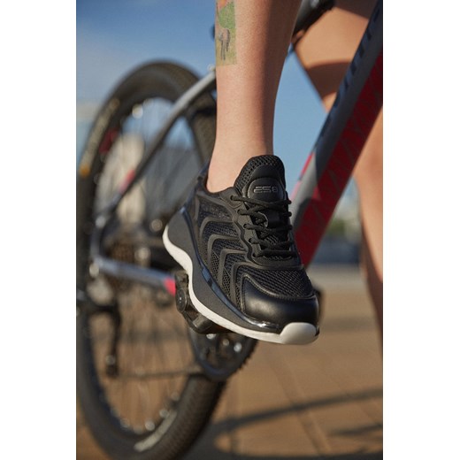 ES 8: Damskie sneakersy w kolorze czarnym z siateczką ze sklepu Estro w kategorii Buty sportowe damskie - zdjęcie 159259505