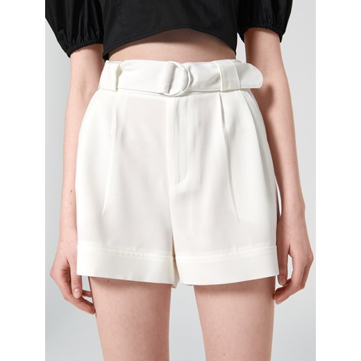 Sinsay - Szorty z paskiem - Kremowy Sinsay L Sinsay