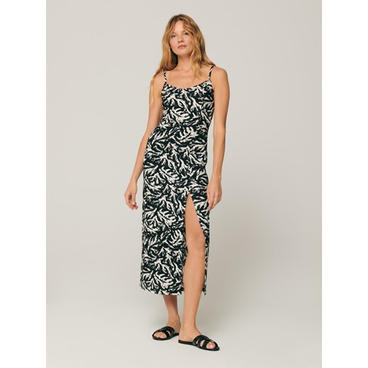 Sukienka Sinsay dopasowana midi w abstrakcyjnym wzorze na ramiączkach 