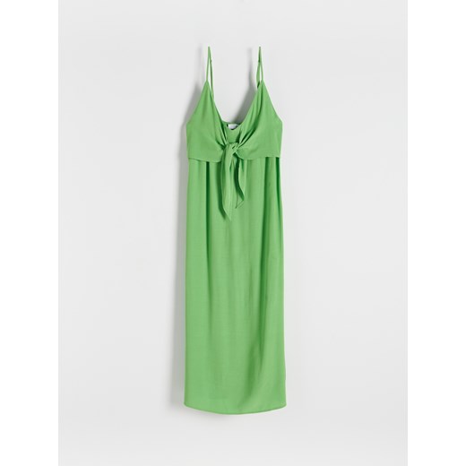Sukienka zielona Reserved wiosenna elegancka z dekoltem w serek 