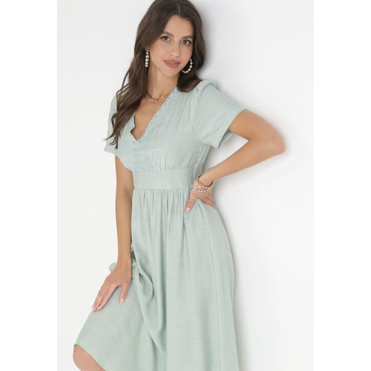 Zielona Sukienka Midi z Ozdobnym Dekoltem i Gumkami w Pasie Kasiana L Born2be Odzież promocyjna cena