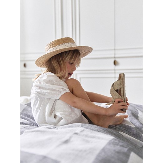 Sandały dziecięce beżowe Reserved na rzepy z klamrą 