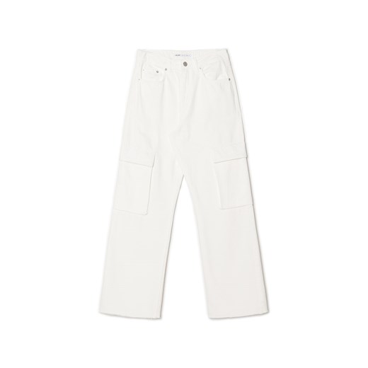Cropp - Kremowe jeansy baggy cargo - kremowy ze sklepu Cropp w kategorii Spodnie damskie - zdjęcie 160217037