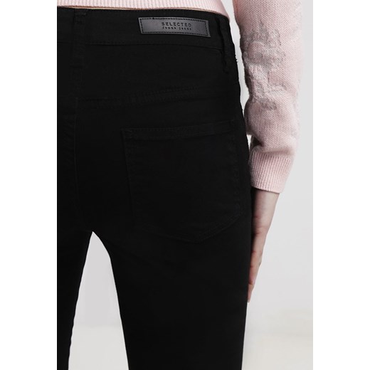 Selected Femme ANNIE Spodnie materiałowe black zalando czarny abstrakcyjne wzory