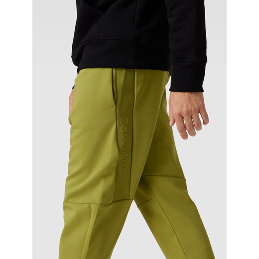 Spodnie dresowe z detalami z logo model ‘EMBOSSED’ XXL promocja Peek&Cloppenburg 
