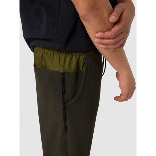 Spodnie dresowe o kroju slim fit z obszyciem w kontrastowym kolorze Nike L promocyjna cena Peek&Cloppenburg 