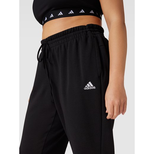 Spodnie dresowe PLUS SIZE z detalami z logo Adidas Sportswear Plus 4XL promocja Peek&Cloppenburg 