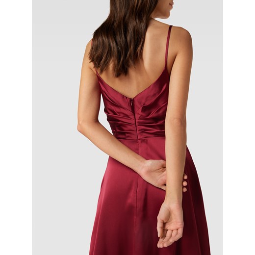 Sukienka Luxuar Fashion czerwona na sylwestra mini z dekoltem w literę v na ramiączkach 