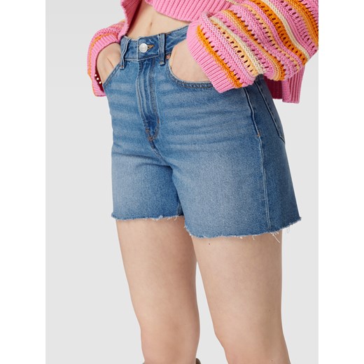 Szorty jeansowe o kroju mom fit z postrzępionym dołem ze sklepu Peek&Cloppenburg  w kategorii Szorty - zdjęcie 160530805