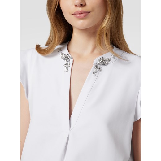 Biała bluzka damska Guess z krótkim rękawem z aplikacjami  z dekoltem v 