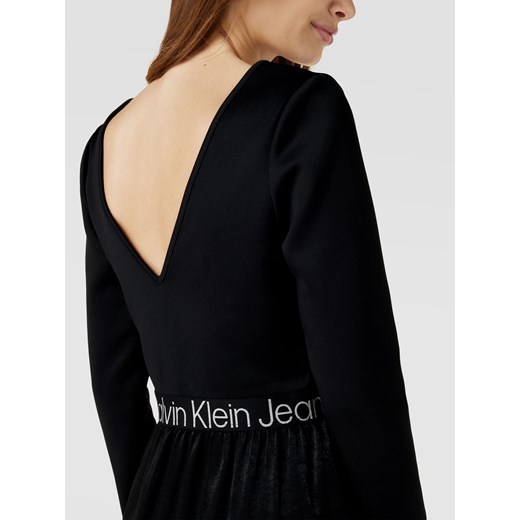 Sukienka Calvin Klein mini z dekoltem v 