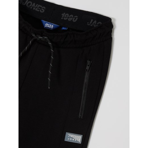 Spodnie dresowe z kieszeniami zapinanymi na zamek błyskawiczny model ‘Will’ Jack & Jones 140 promocja Peek&Cloppenburg 