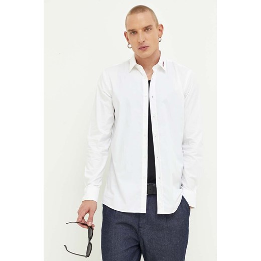 HUGO koszula bawełniana męska kolor biały slim z kołnierzykiem klasycznym ze sklepu ANSWEAR.com w kategorii Koszule męskie - zdjęcie 160906557