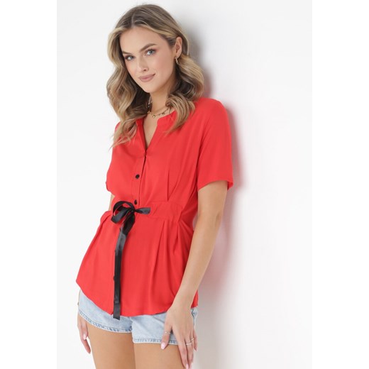 Czerwona Koszula z Ozdobnym Wiązaniem w Talii z Wiskozy Sarenitte ze sklepu Born2be Odzież w kategorii Koszule damskie - zdjęcie 160907419