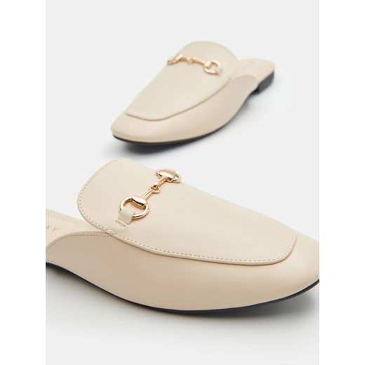 Klapki damskie Sinsay casual beżowe bez zapięcia płaskie 