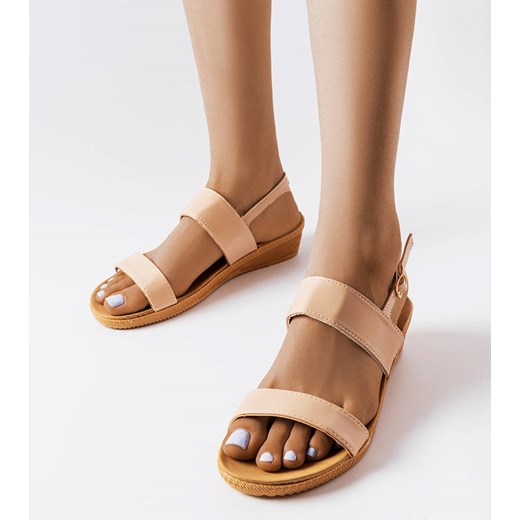 Beżowe sandały na koturnie Grottazzolina ze sklepu gemre w kategorii Sandały damskie - zdjęcie 160978619