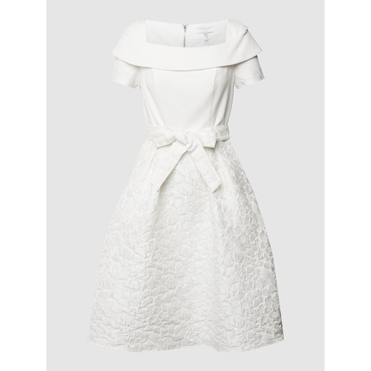 Sukienka Apart Fashion biała z okrągłym dekoltem rozkloszowana mini na ślub cywilny z krótkim rękawem 