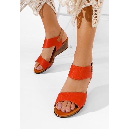 Pomarańczowe sandały na niskim koturnie Azara ze sklepu Zapatos w kategorii Sandały damskie - zdjęcie 161186918