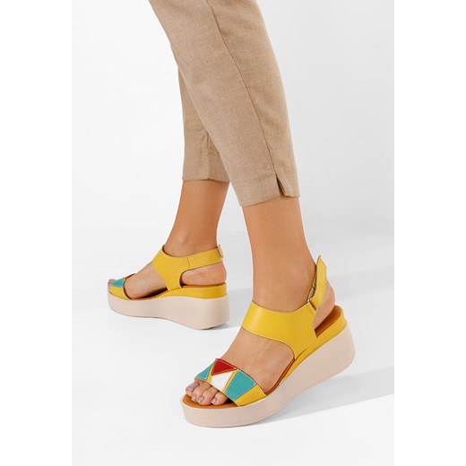 Żółte sandały na koturnie skórzane Lauria ze sklepu Zapatos w kategorii Sandały damskie - zdjęcie 161186919