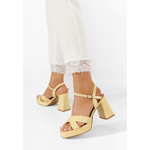 Żółte sandały na słupku Heidi ze sklepu Zapatos w kategorii Sandały damskie - zdjęcie 161187027