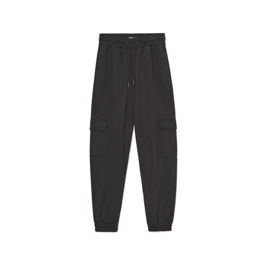 Cropp - Czarne joggery z kieszeniami cargo - czarny ze sklepu Cropp w kategorii Spodnie damskie - zdjęcie 161310035