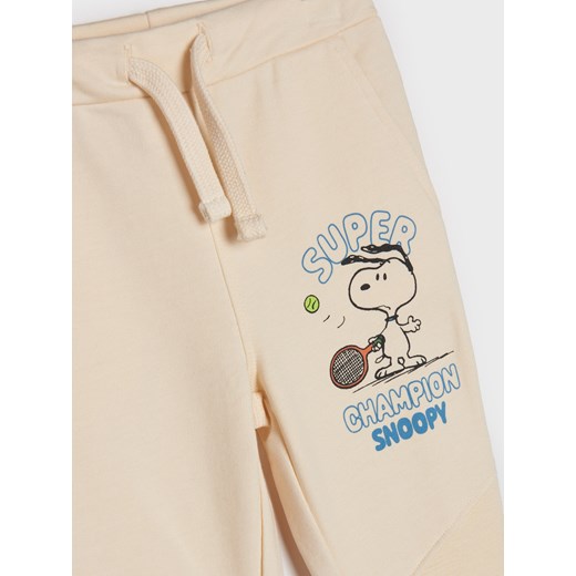 Sinsay - Spodnie dresowe jogger Snoopy - kremowy Sinsay 92 Sinsay