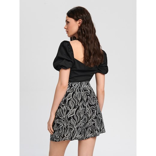 Szorty Sinsay w abstrakcyjnym wzorze 