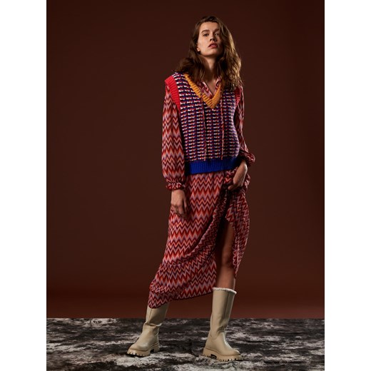 Sukienka Sinsay w abstrakcyjnym wzorze w serek trapezowa maxi z długim rękawem 