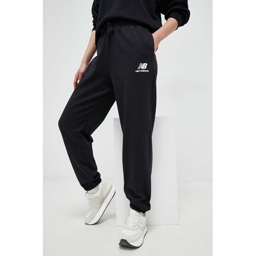 New Balance spodnie dresowe kolor czarny z nadrukiem WP31530BK-0BK ze sklepu PRM w kategorii Spodnie damskie - zdjęcie 161396149